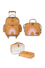 KIT MOCHILA DE RODINHAS + LANCHEIRA + NÉCESSAIRE KIDS ARCO - ÍRIS BOHO - MOSTARDA